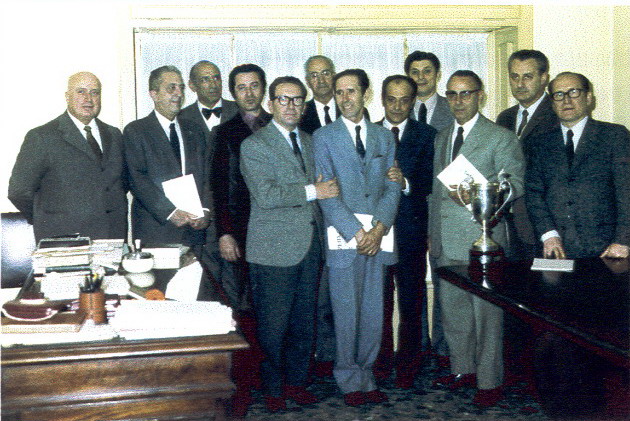 Fondazione ABS 1971, da sinistra il Notaio Carbone, Mitolo con la cartellina e vari altri soci fondatori